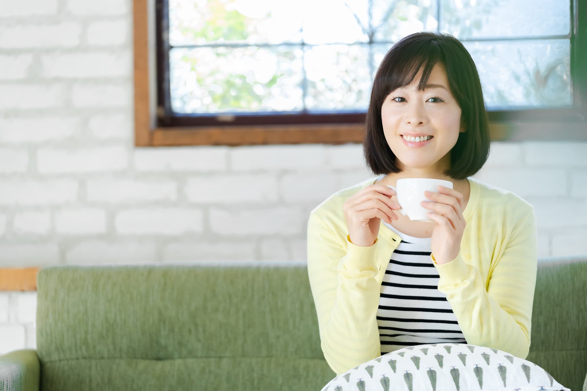 根管治療を終えてお茶を楽しむ女性