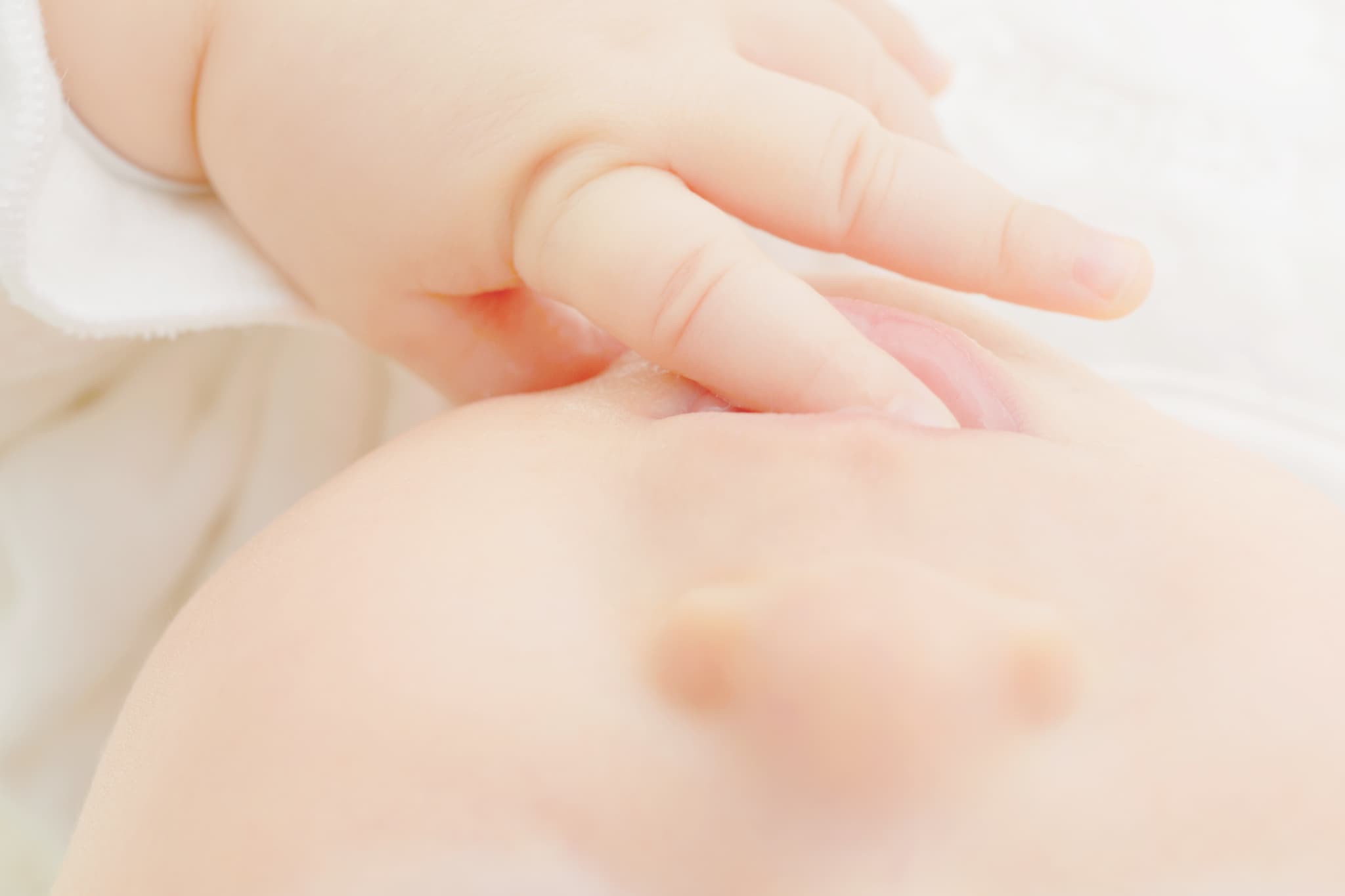指しゃぶりをする赤ちゃんの口元