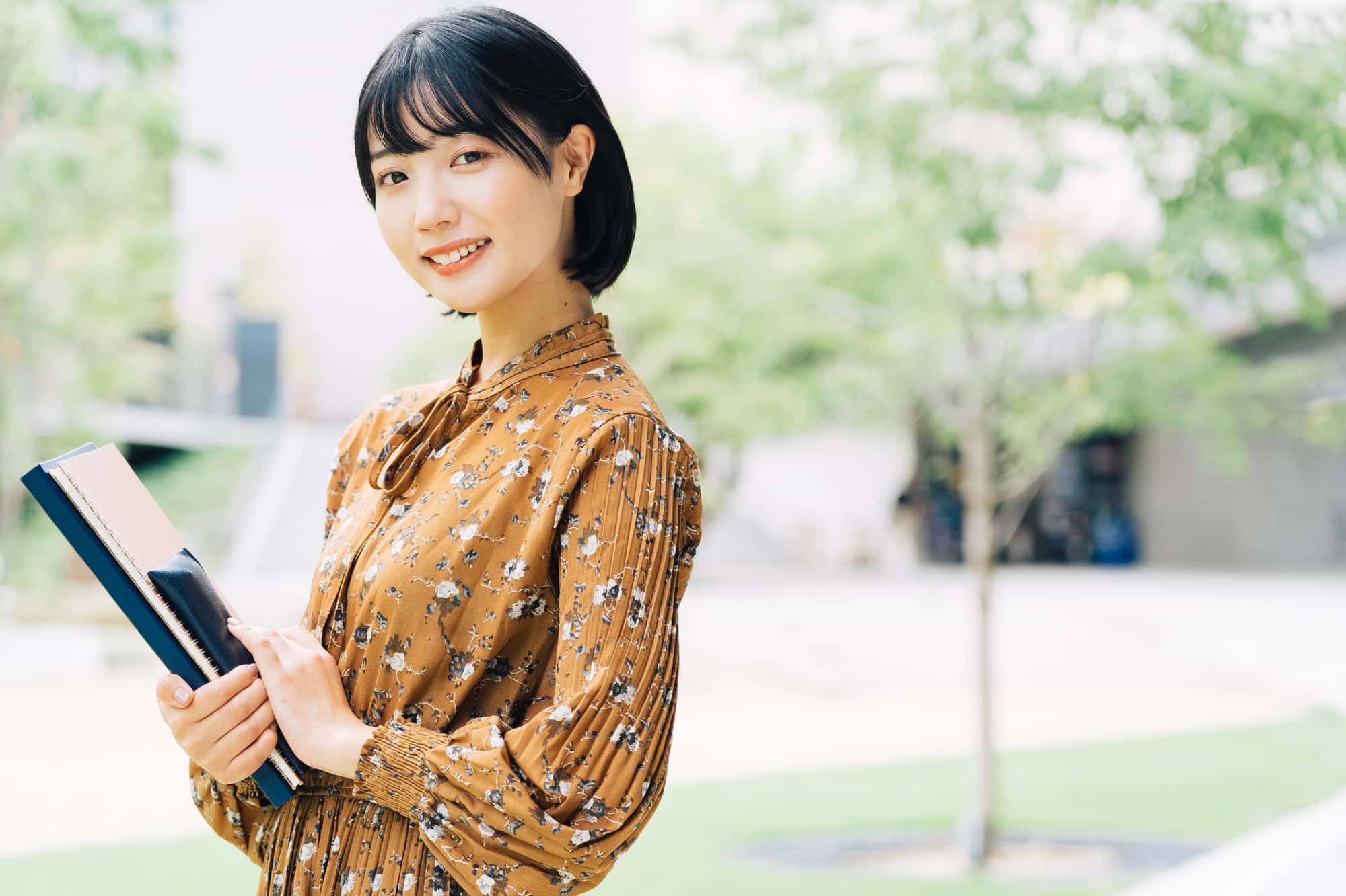 歯の矯正をして満足気にほほ笑む女性