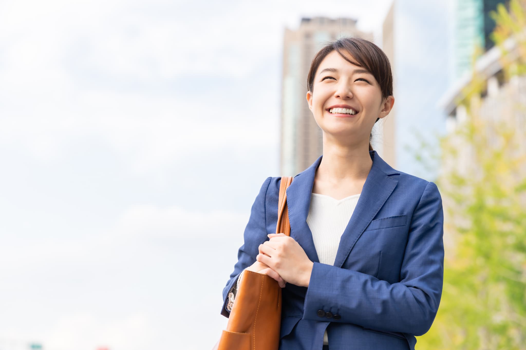 予防歯科で虫歯のない健康な口内環境を保っている笑顔の女性