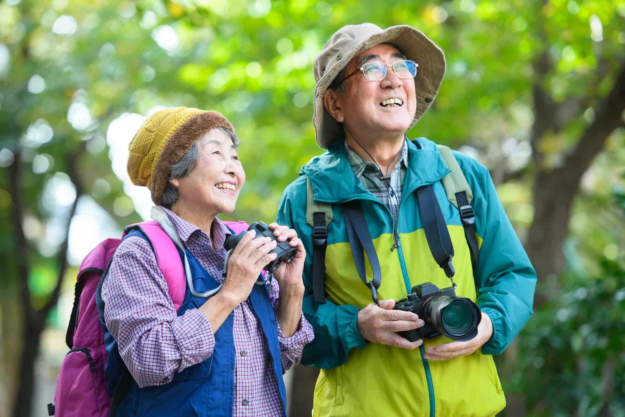 インプラント治療を受けたバードウォッチングをする元気な高齢夫婦