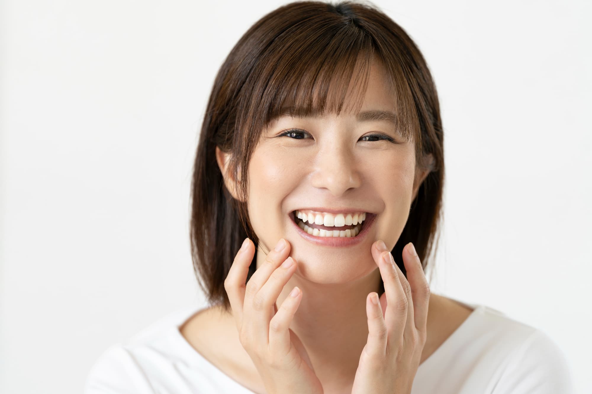 歯周病ケアで健康なお口を保つ笑顔の女性