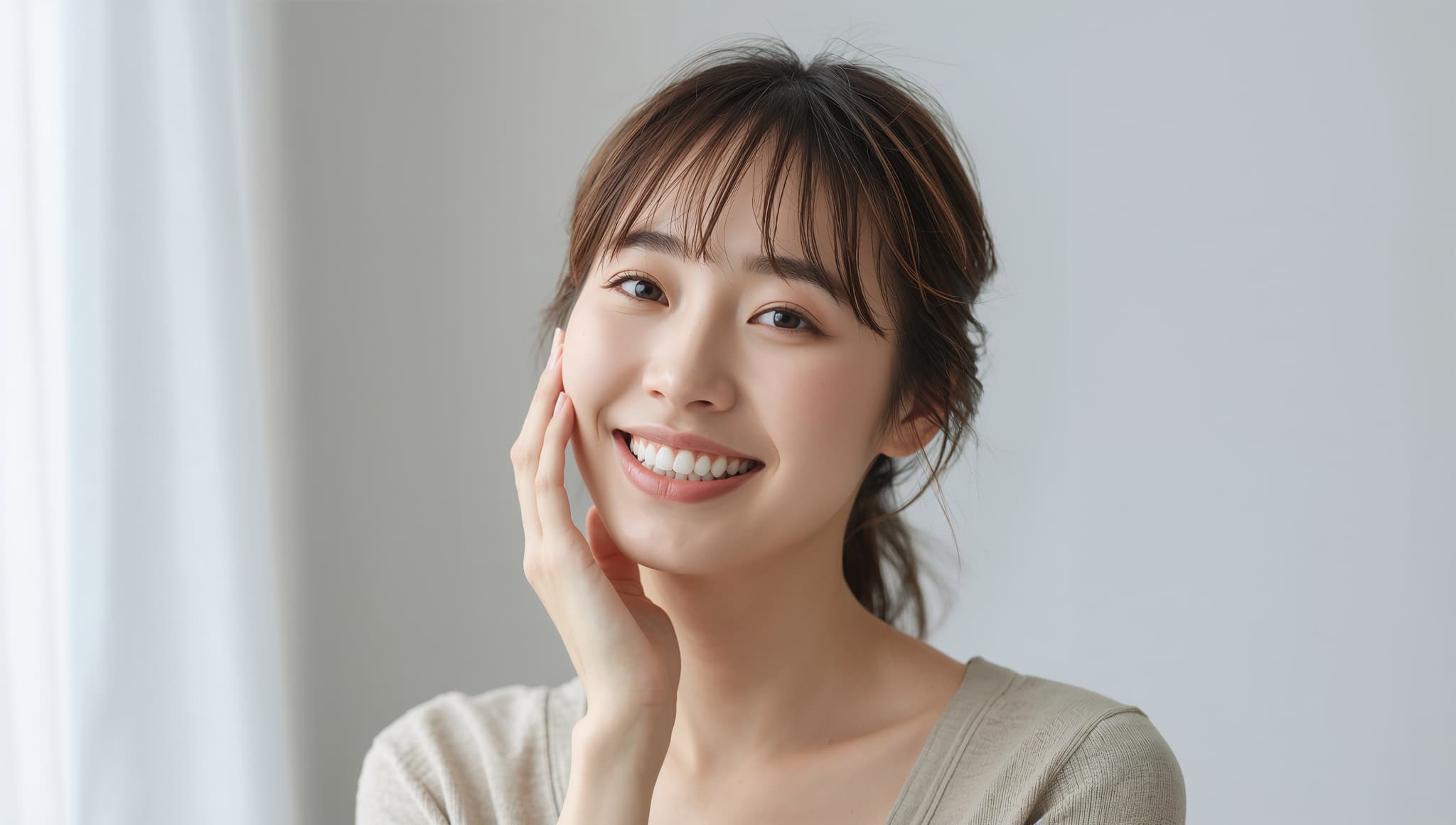 口元が整い嬉しそうな女性