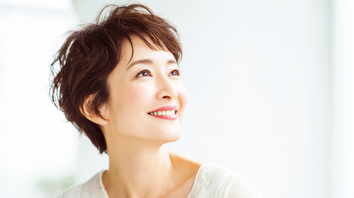 歯のブリッジ治療を終えた笑顔の女性