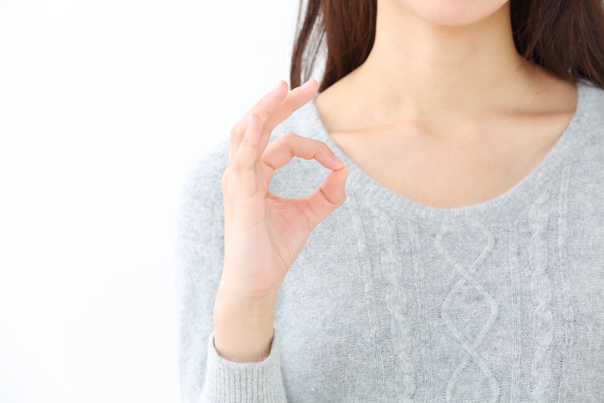 OKサインを出す女性