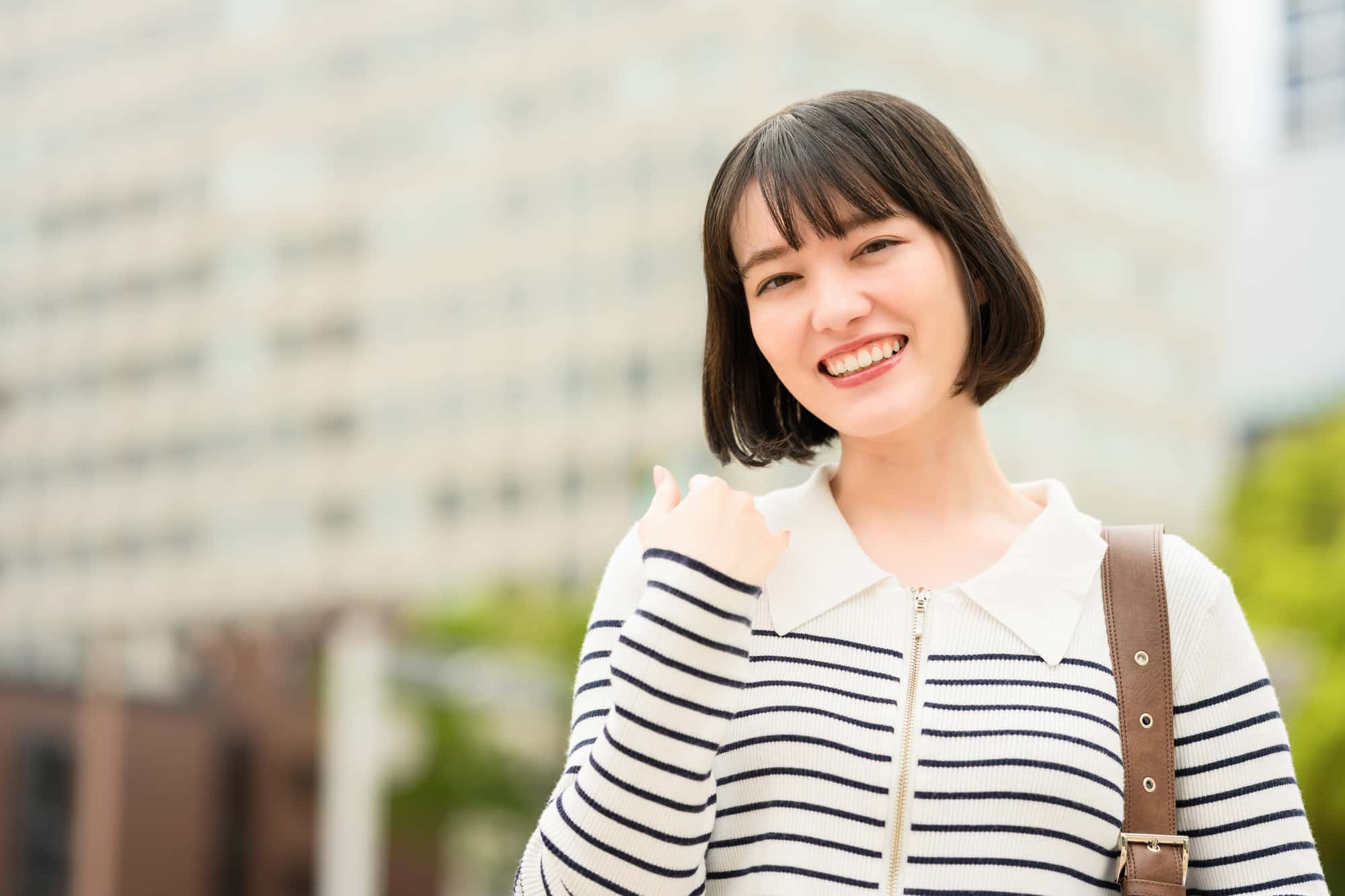 ワイヤー矯正で整った歯並びになった笑顔の女性