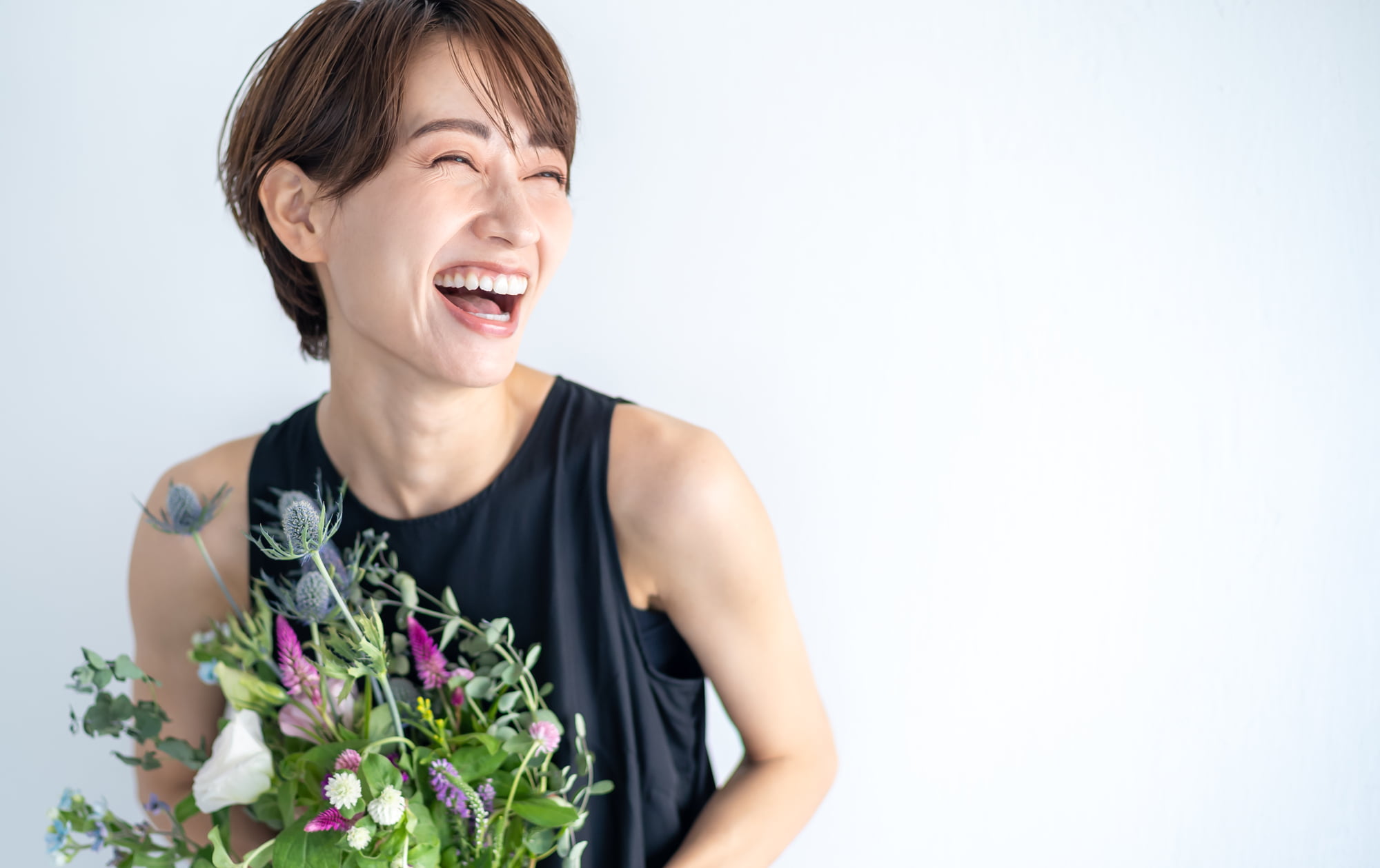 整った歯並びをしている笑顔の女性