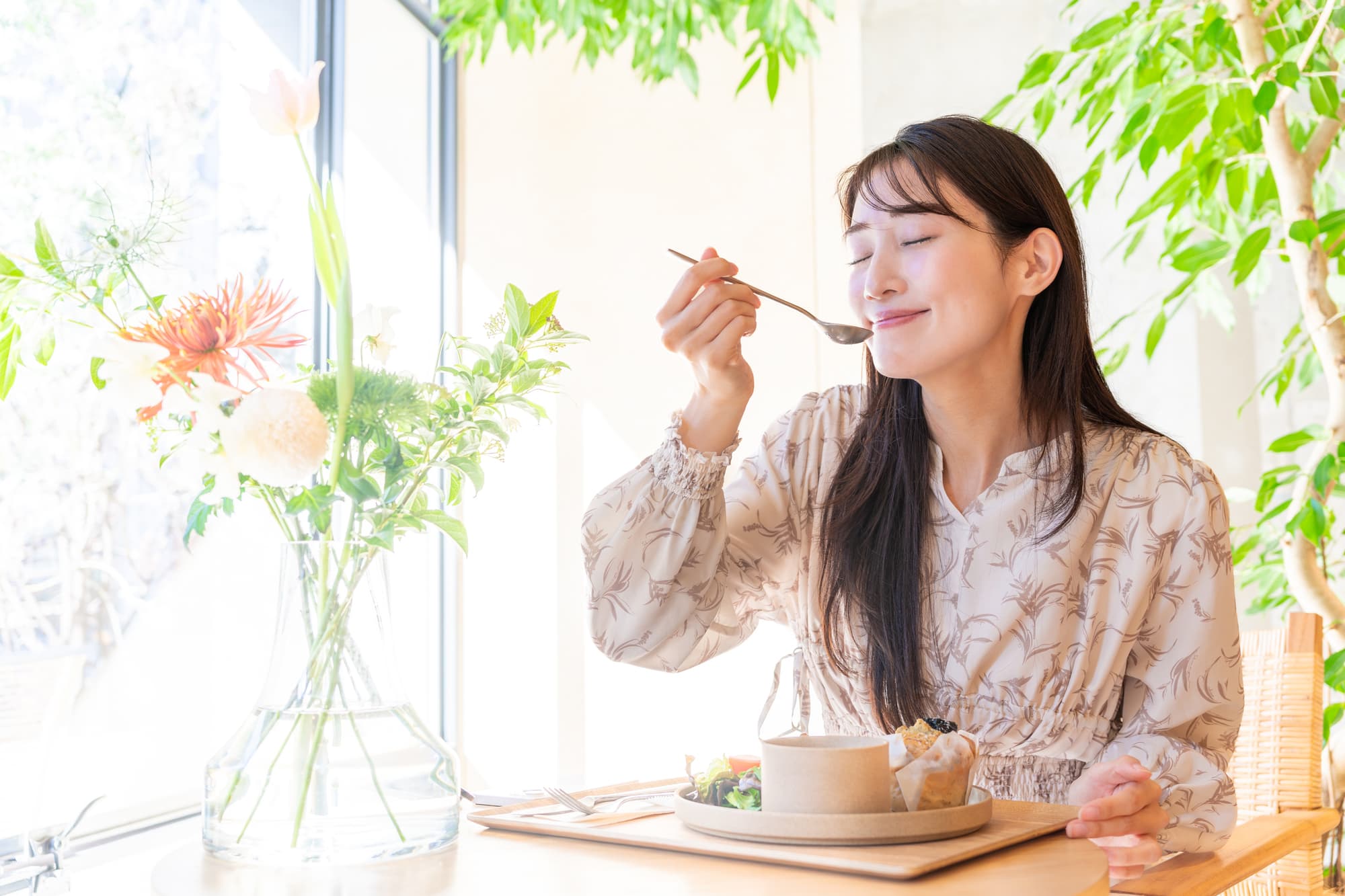 食事をするインプラント治療後の女性