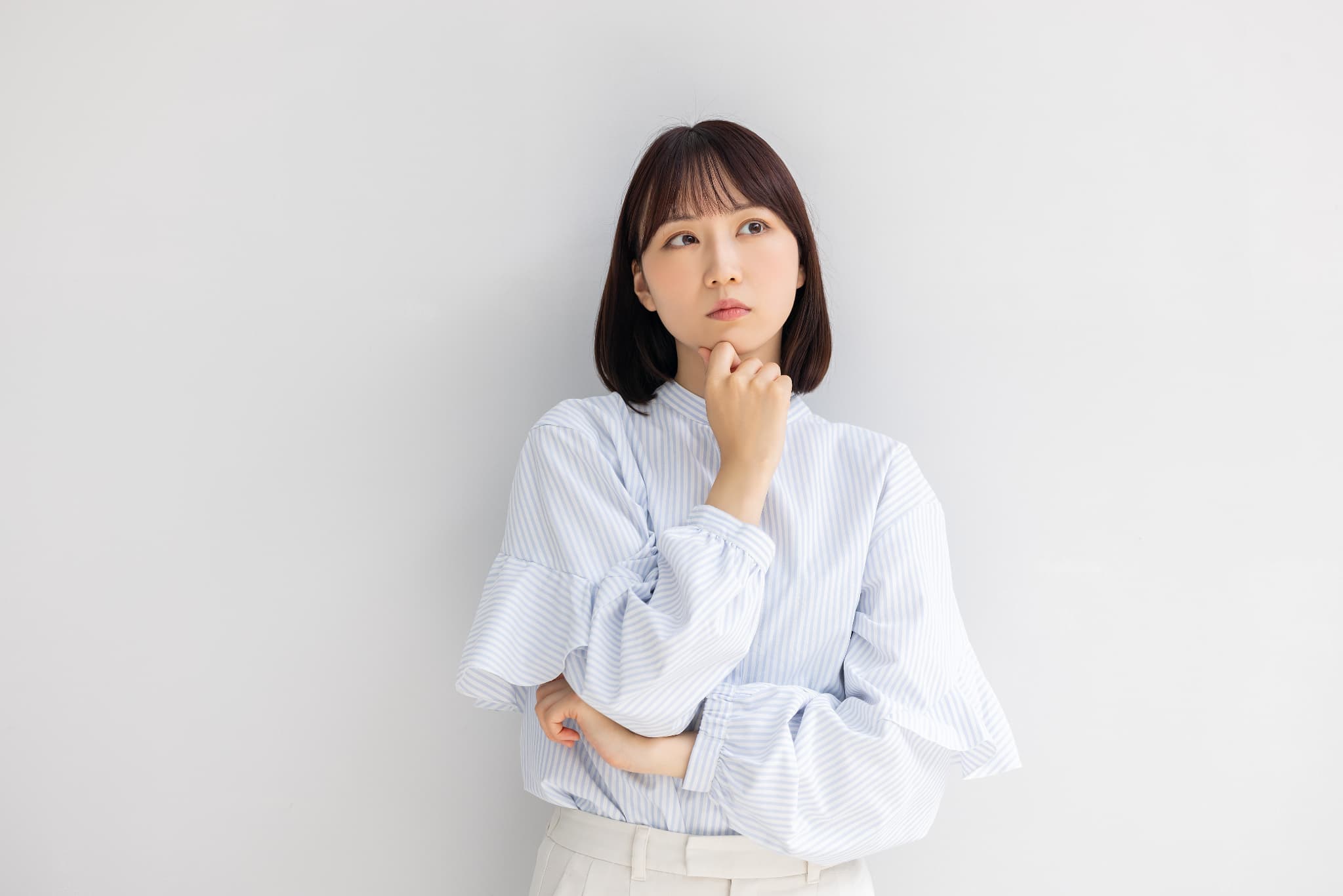 インプラント手術後はいつから食事ができるのか考える女性
