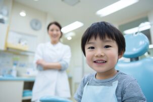 歯科検診を受ける子ども