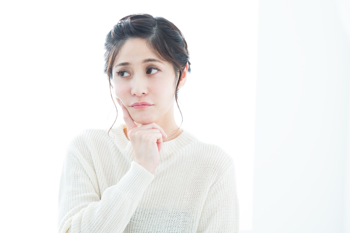 ホワイトニングは何回で白くなるのか考える女性