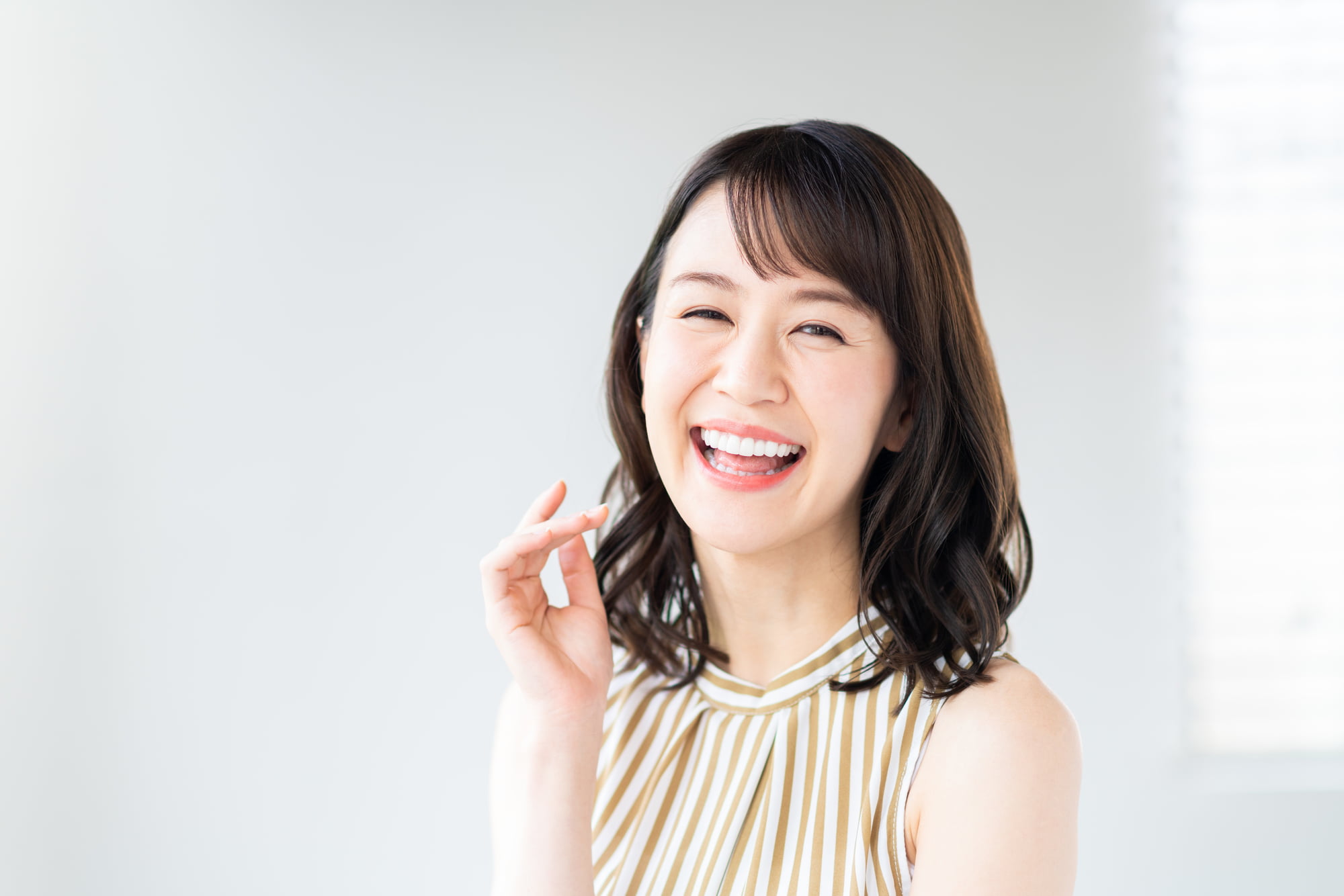 銀歯をセラミックにして満足な笑顔の女性