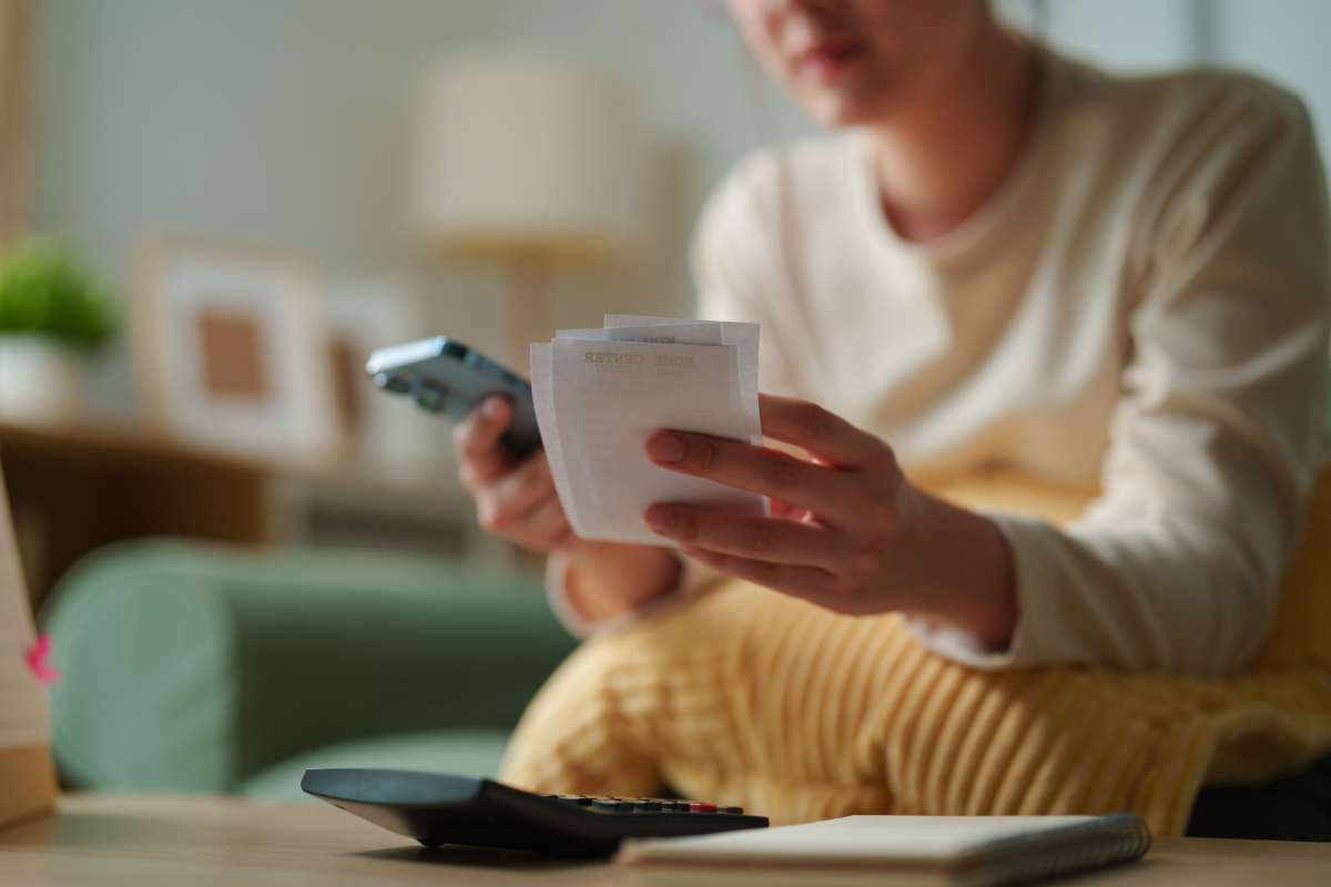 子どもの出っ歯を矯正する費用を計算している様子