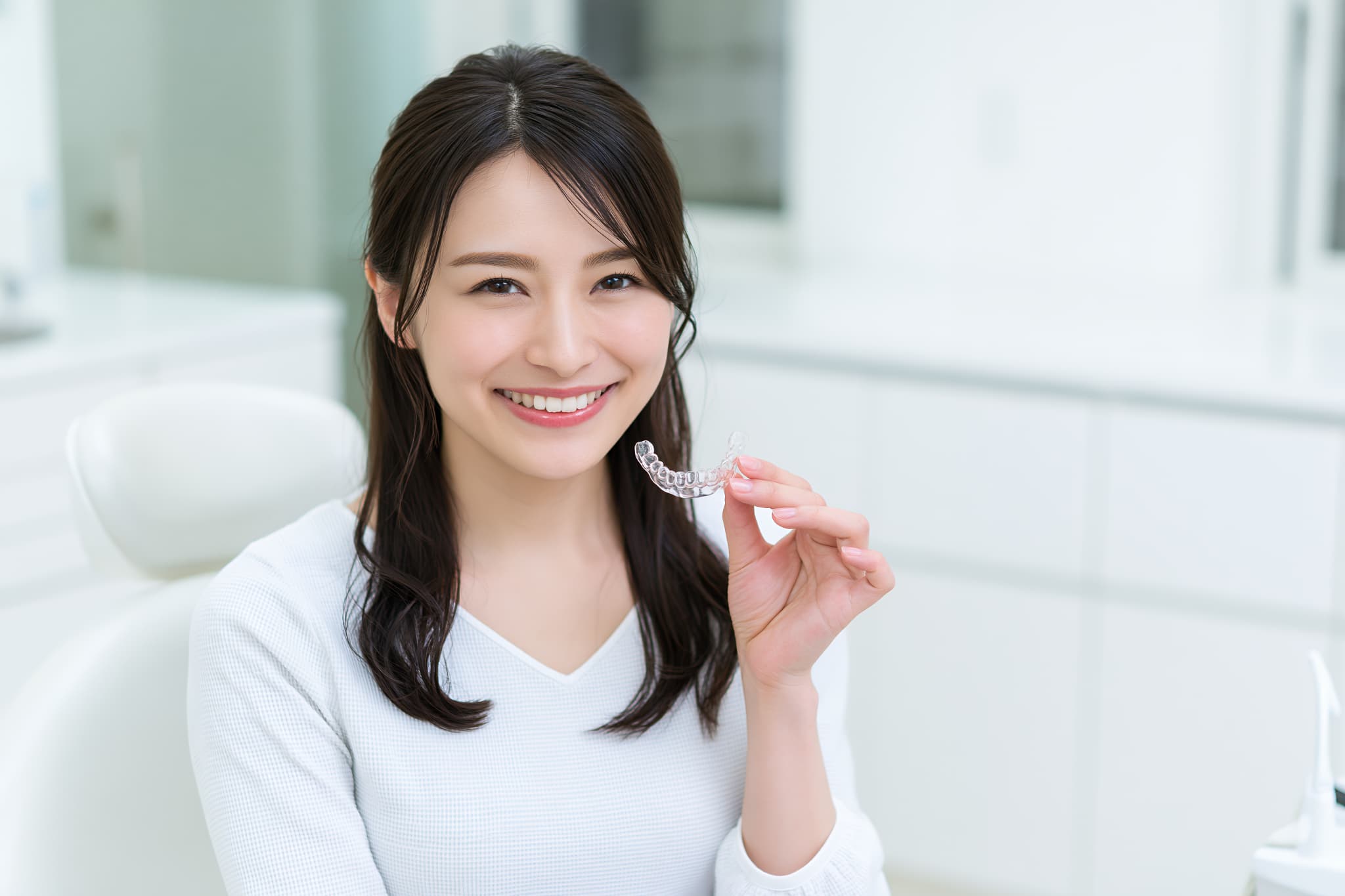 マウスピース矯正をして綺麗な歯並びになった女性