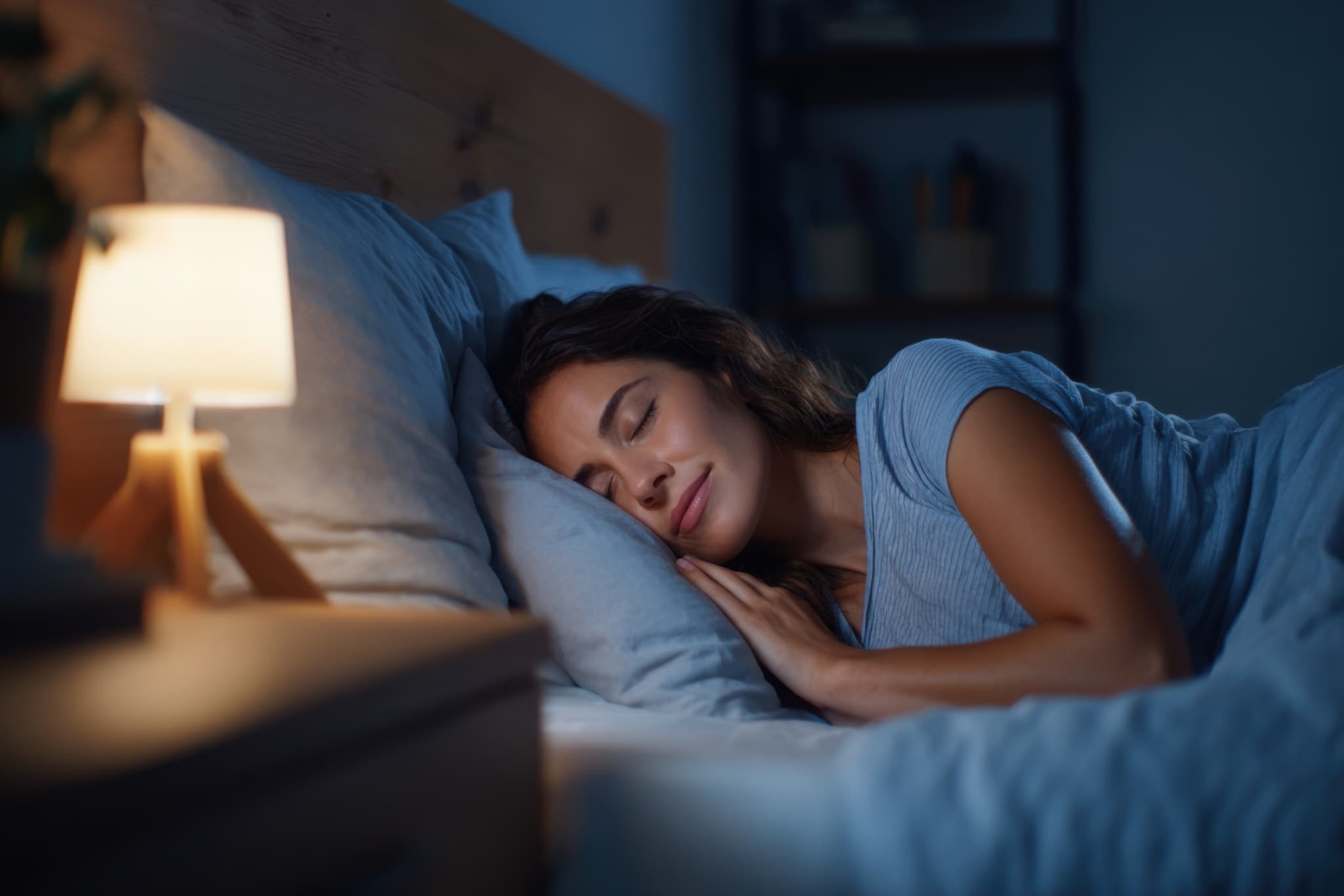 十分な睡眠をとってストレス管理をする女性