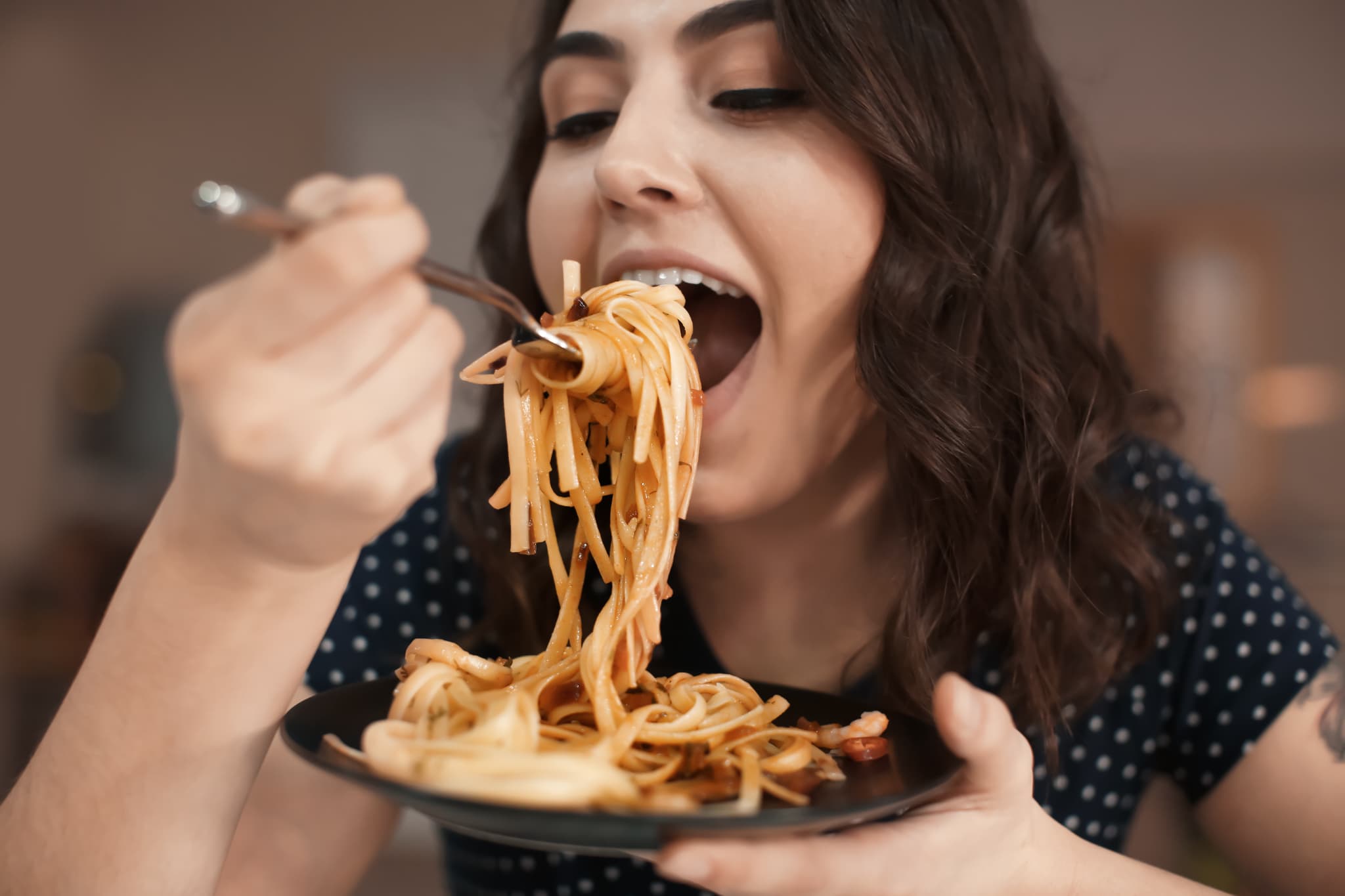 顎関節症の治療をして顎の痛みを気にせず食事ができるようになった女性