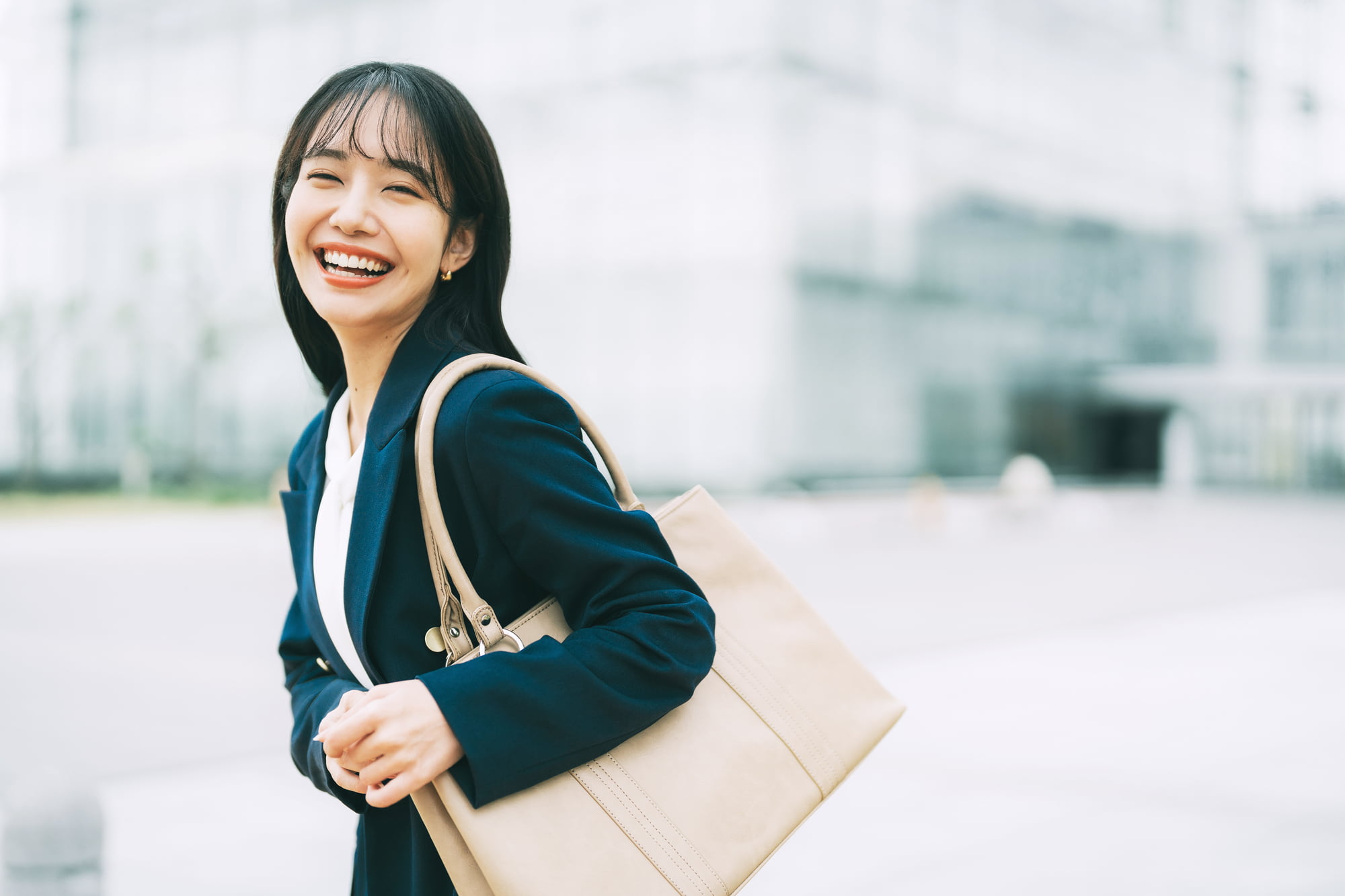 受け口の矯正治療に満足してほほ笑む女性